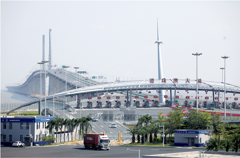 通車一年來,三地不斷放寬大橋的通行政策,讓往來的人員、車輛更加便利。南方日報(bào)記者 關(guān)銘榮 攝.png