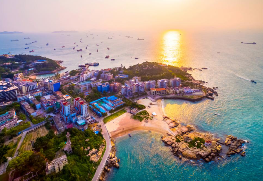 橫琴，地處珠海南端，位于珠江入海口西岸。從天空俯瞰，猶如兩把橫在南海碧波上的古琴，因此得名橫琴。山化為琴，日夜彈奏。碧濤相伴，詩情畫意。