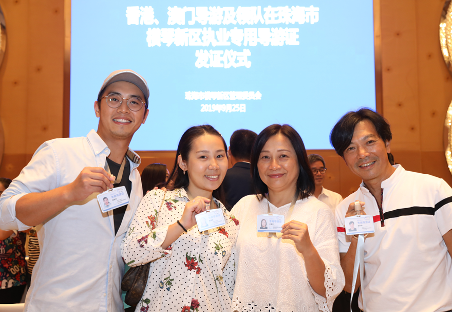 目前，10000個(gè)配額總量的澳門單牌車可入出橫琴，未來將推動(dòng)全面放開澳門機(jī)動(dòng)車便利入出合作區(qū)。澳門建筑師和導(dǎo)游等專業(yè)人士在橫琴便利執(zhí)業(yè)將更便利。3條“橫琴—澳門跨境通勤專線”方便快捷接送兩地員工和居民。