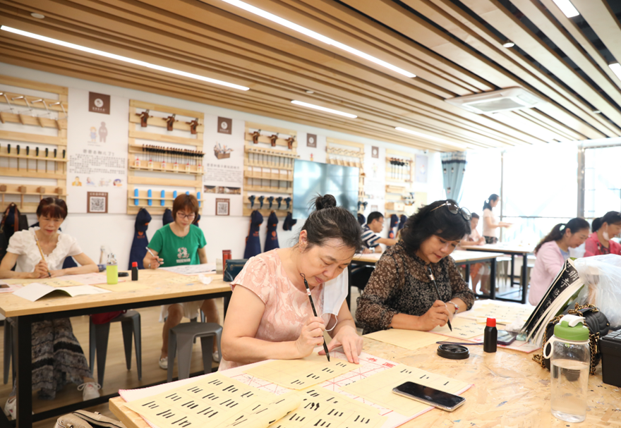 投入運(yùn)營使用的澳門街坊總會橫琴中心將把澳門特色的服務(wù)手法和理念引進(jìn)橫琴。社區(qū)長者飯?zhí)谜呋菁俺ＷM琴的澳門長者可享受與橫琴本地戶籍居民同等的優(yōu)惠補(bǔ)貼。