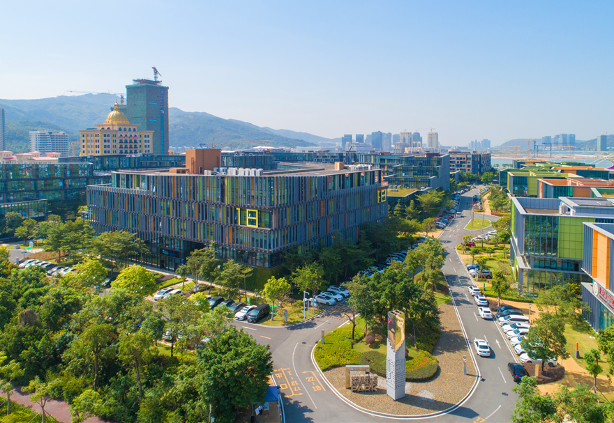 橫琴合作區(qū)正積極搭建港澳青年追逐夢想的舞臺，高水平打造橫琴澳門青年創(chuàng)業(yè)谷等一批創(chuàng)客空間、孵化器和科研創(chuàng)新載體，推動(dòng)在合作區(qū)創(chuàng)新創(chuàng)業(yè)就業(yè)的澳門青年同步享受粵澳兩地的扶持政策。