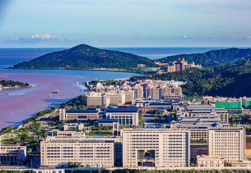 橫琴還建有澳門大學(xué)新校區(qū)。校區(qū)占地1.09平方公里，以圍墻和人工河與橫琴島其他區(qū)域相隔離，通過人車兩用的河底隧道與澳門連接，校園內(nèi)法規(guī)制度標(biāo)準(zhǔn)等使用澳門標(biāo)準(zhǔn)。是“一國兩制”的創(chuàng)新實(shí)踐?；洶碾p方將探索在澳門大學(xué)橫琴校區(qū)與合作區(qū)之間建設(shè)新型智能化口岸，高度便利澳門大學(xué)師生進(jìn)出合作區(qū)。