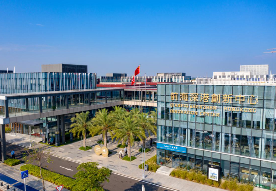 為對接香港需求，前海提出面向香港企業出讓不少于三分之一的土地，截至2021年9月，累計面向港企出讓土地19宗，面積39.55公頃，占新供應經營性土地出讓面積的40.03%，有力拓展香港服務業發展空間。