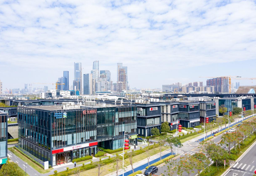 前海合作區方案提出，要擴大金融業對外開放，在與香港金融市場互聯互通、人民幣跨境使用外匯管理便利化等領域先行先試。作為我國金融業對外開放試驗示范窗口和跨境人民幣業務創新試驗區，CEPA框架下金融業對港開放措施在前海全面落地。港交所前海聯合交易中心、匯豐前海證券、東亞前海證券等悉數落戶前海，進一步提升香港離岸人民幣中心地位。