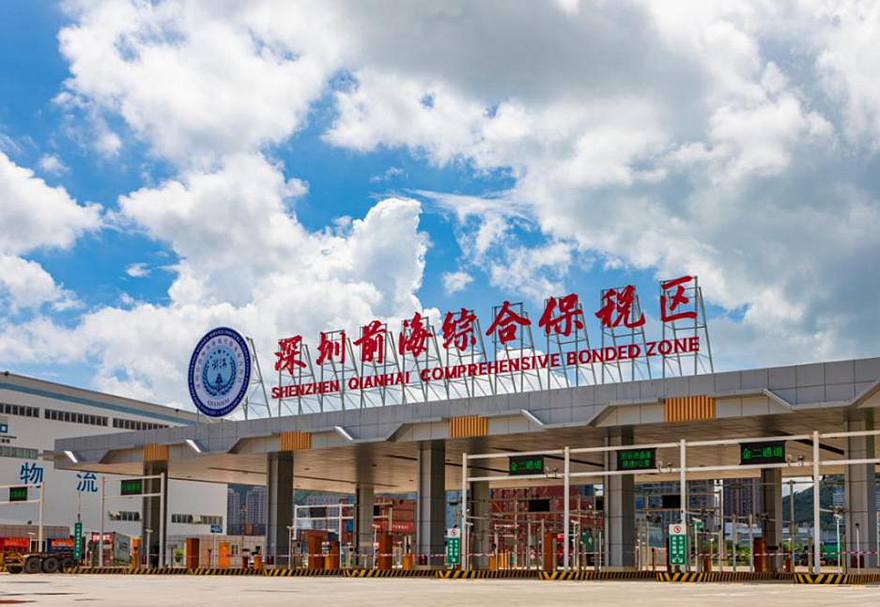 前海合作區打造全方位優化的營商環境。前海灣保稅港區2020年在國家批復下，整合優化為深圳前海綜合保稅區。保稅區提供的“口岸直通車”便利化措施使“前店后倉”企業儲運模式得以實現?！扒暗辍敝傅氖窍愀鄣拈T店，“后倉”則是深圳前海綜合保稅區的倉庫。