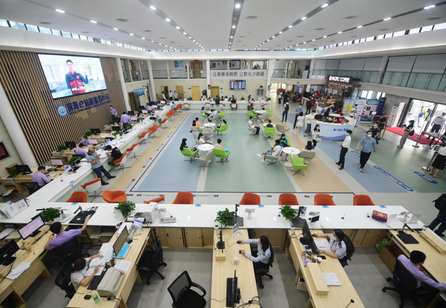 前海在金融、物流、專業服務等領域放寬市場準入，持續實施“開辦企業一窗通”等改革舉措，率先推出“深港通注冊易”，方便港澳企業在本地注冊前海企業。