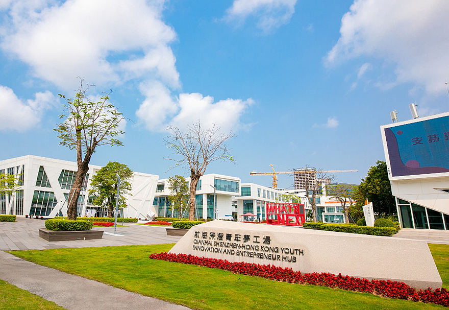 前海合作區提供港澳青年發展的理想平臺。截至2021年9月，前海發放資金支持港澳青年發展，“支持港澳青年發展專項資金”已累計發放7批次，9800余萬元，認定境外高端人才和緊缺人才1611人次，香港籍人才占總認定人數50%以上。前海深港青年夢工場累計孵化創業團隊中，香港團隊已有245家。目前夢工場二期已正式啟用，新增空間面積約1.9萬平方米。
