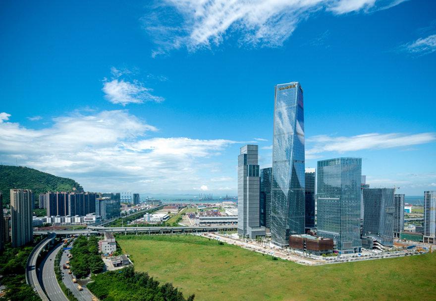 前海聯動香港打造國際化營商環境，對標世界銀行營商環境指標體系，在開辦企業、建筑許可、跨境貿易等十大領域連年改善。