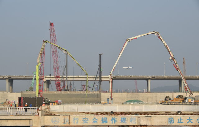 現(xiàn)場正在進(jìn)行澆筑作業(yè)。