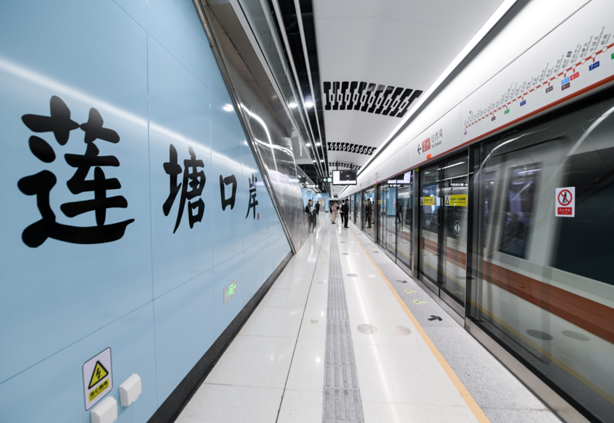下一步，口岸將開(kāi)通最新一代出入境自助查驗(yàn)通道，綜合運(yùn)用自助模式識(shí)別、步態(tài)偵測(cè)、人體工學(xué)等最新技術(shù)，旅客通關(guān)更加快捷。在旅檢大廳設(shè)置邊檢自助通關(guān)信息備案采集室，靠前提供備案服務(wù)，旅客在蓮塘口岸出入境時(shí)即可就地實(shí)現(xiàn)“即備案，即自助通關(guān)”。目前口岸開(kāi)通前已經(jīng)實(shí)現(xiàn)了5G網(wǎng)絡(luò)全覆蓋，為未來(lái)5G技術(shù)在口岸場(chǎng)景的應(yīng)用提供了有力的網(wǎng)絡(luò)支撐。圖為深圳地鐵2號(hào)線三期蓮塘/香園圍口岸站。
