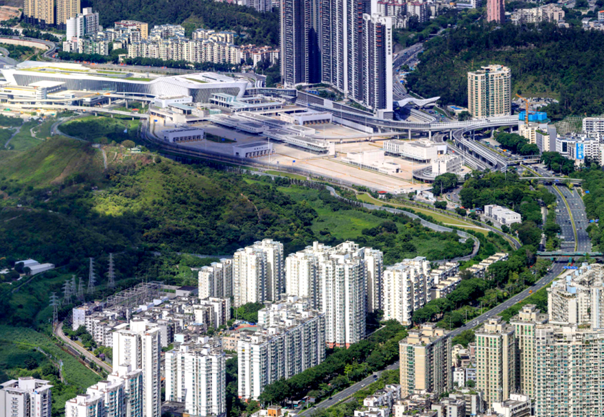 口岸設(shè)計(jì)通關(guān)能力為旅客30000人次/日，車輛17850輛次/日。旅客出入境各設(shè)置查驗(yàn)通道29條，其中人工通道6條、自助通道21條、工作人員通道2條；車輛出入境查驗(yàn)通道11條，其中貨車7條、客車4條。在旅檢大廳預(yù)設(shè)臨時(shí)人工查驗(yàn)臺(tái)12個(gè)，節(jié)假日和客流高峰期間，可隨時(shí)增開(kāi)人工通道，疏導(dǎo)效率可提升83%。圖為蓮塘/香園圍口岸。