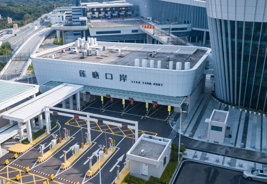 口岸貨檢區(qū)域還投入使用了8個(gè)海關(guān)“冷鏈查驗(yàn)平臺(tái)”，這也是深圳公路口岸中首個(gè)配備冷鏈查驗(yàn)設(shè)施設(shè)備的口岸，可滿足進(jìn)口水果、冰鮮等特殊溫度貨物的現(xiàn)場(chǎng)查驗(yàn)，實(shí)現(xiàn)冷鏈貨物“不斷鏈”。此外，口岸還建設(shè)了國(guó)內(nèi)首臺(tái)超大型“CT型H986”監(jiān)管設(shè)備，海關(guān)通過(guò)“CT”技術(shù)對(duì)集裝箱實(shí)現(xiàn)不開(kāi)箱查驗(yàn)，不僅能精準(zhǔn)打擊違法違禁物品，而且極大地提高了通關(guān)效率、改善了通關(guān)體驗(yàn)。圖為蓮塘/香園圍口岸。