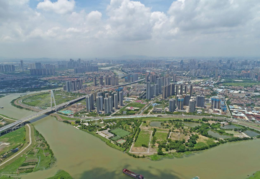 三龍灣具有得天獨厚的地理優勢，既有東平河黃金水道穿行而過，又毗鄰交通樞紐的廣州南站。未來還有佛山地鐵二、三號線和南海有軌電車貫穿。圖為建設中的三龍灣。