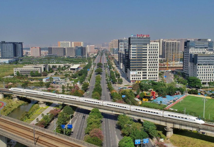 三龍灣一小時交通圈內集聚機場、高鐵、城際軌道、高快速公路等重大交通基礎設施。高效便捷的對內對外通道，為人才、資本、信息、技術等要素自由流動打下了良好基礎。圖為穿過三龍灣的高鐵線。