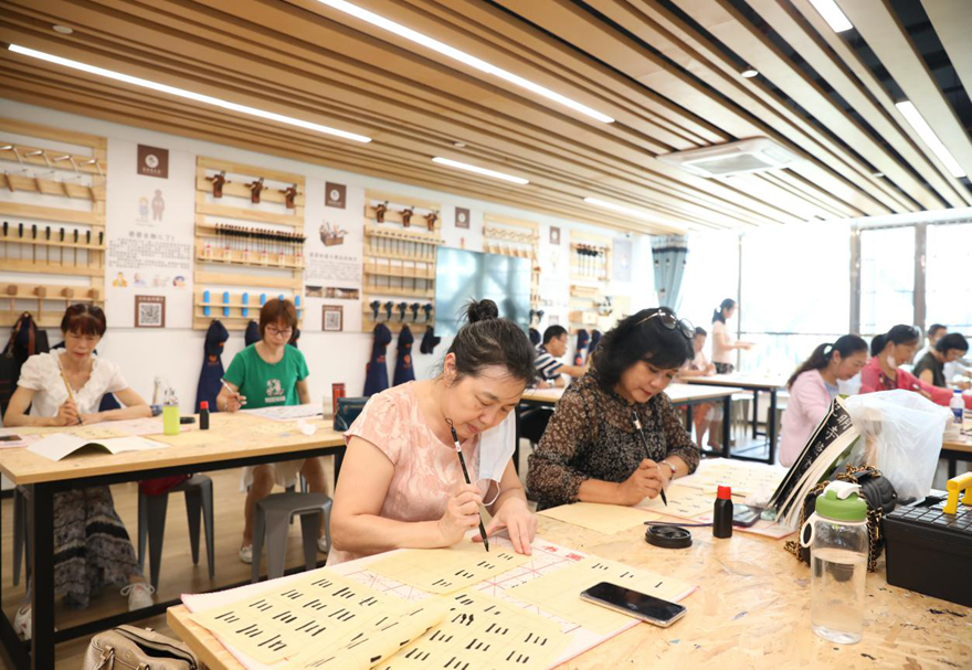 為了共同打造美麗家園，橫琴還主動(dòng)引進(jìn)澳門街坊會(huì)聯(lián)合總會(huì)，為在橫琴工作、生活的澳門居民提供具有澳門特色的服務(wù)手法和理念。特別是社區(qū)長(zhǎng)者飯?zhí)谜撸苫菁俺ＷM琴的澳門長(zhǎng)者，同時(shí)還可享受與橫琴本地戶籍居民同等的優(yōu)惠補(bǔ)貼。圖為澳門居民在橫琴參加社區(qū)活動(dòng)。