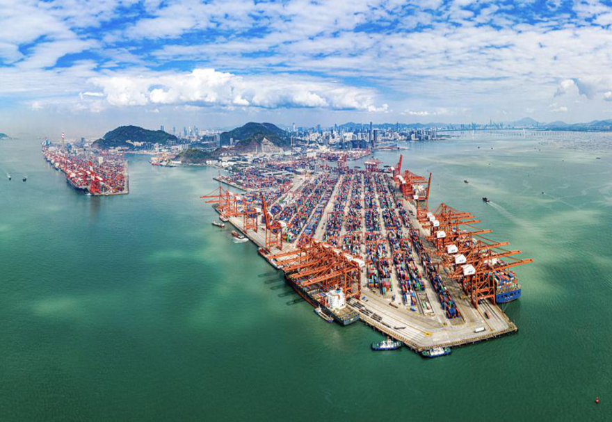 于1989年建成的媽灣港，在粵港澳大灣區(qū)建設(shè)的時(shí)代浪潮下再現(xiàn)光輝，經(jīng)過改造，如今的媽灣智慧港是粵港澳大灣區(qū)首個(gè) 5G 綠色低碳智慧港口。圖為媽灣智慧港航拍圖。