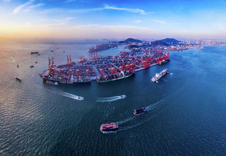 2022年6月28日是媽灣智慧港開港一周年紀(jì)念日，開港一年來，媽灣智慧港進(jìn)出港船舶3710艘次，吞吐量突破106萬標(biāo)箱，新增航線28條。圖為繁忙的媽灣智慧港。
