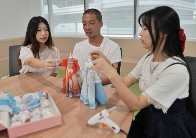 李柏亨（中）希望通過國潮娃娃，推廣中國傳統(tǒng)文化。