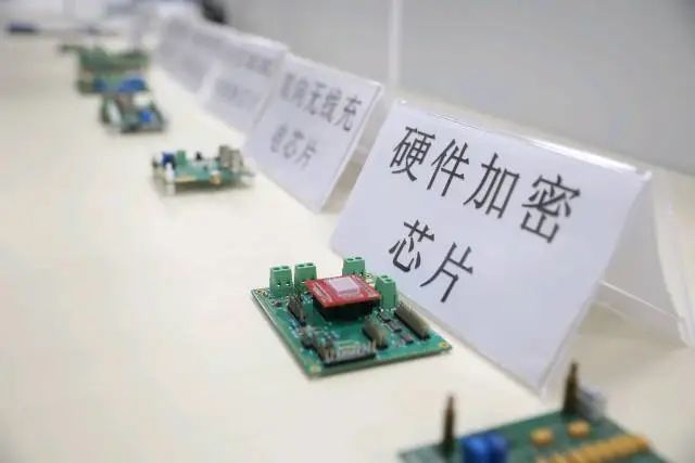 珠海澳大研究院研制的各種芯片。 圖片