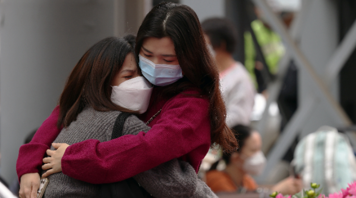 小別離后大團圓！香港與內地恢復通關，親友重逢擁抱喜極而泣