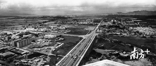 1987年，深圳市中心區原貌。圖中左為福田村、崗廈村；右為中心公園、蓮花山公園和田面村。