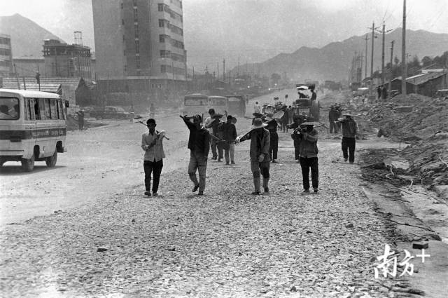 1982年，建設中的深南大道，西往東方向。