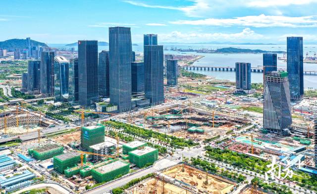 2020年8月，建設中的深圳前海蛇口自貿片區，高樓拔地而起。南方日報記者 朱洪波 攝