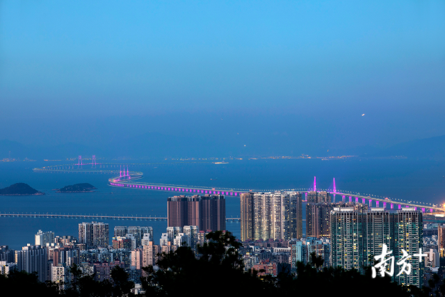 一橋飛架三地，港珠澳大橋的建成使得粵港澳三地聯系更加緊密。