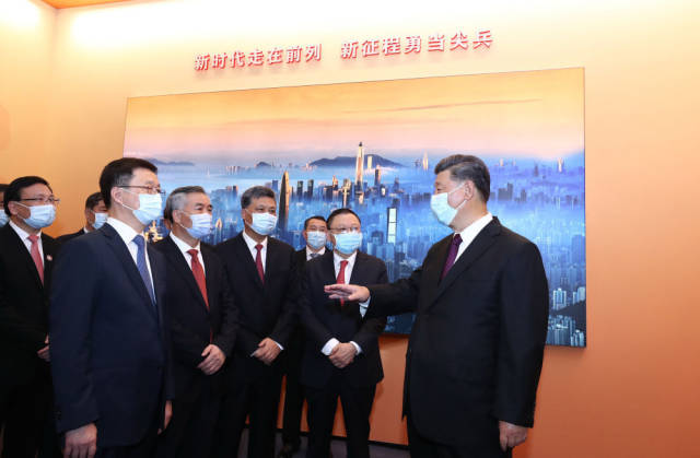 10月14日上午，習近平等參觀“從先行先試到先行示范——慶祝深圳經(jīng)濟特區(qū)建立40周年展覽”。新華社記者 鞠鵬