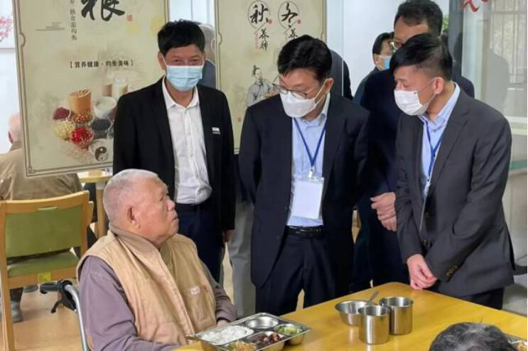 孫玉菡今年四月底率團探訪中山市一間頤養院,與住院的港人交談