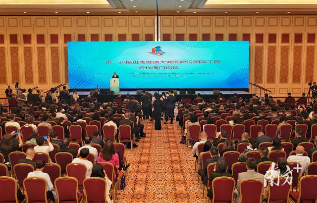 首屆粵港澳大灣區(qū)發(fā)展工商大會開幕式上,大會組委會發(fā)布了《進(jìn)一步推進(jìn)粵港澳大灣區(qū)建設(shè)國際工商合作澳門倡議》。 首屆粵港澳大灣區(qū)發(fā)展工商大會開幕式上,大會組委會發(fā)布了《進(jìn)一步推進(jìn)粵港澳大灣區(qū)建設(shè)國際工商合作澳門倡議》。