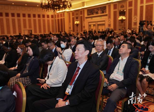 9月14日,首屆粵港澳大灣區(qū)發(fā)展工商大會在澳門開幕,來自20個國家和地區(qū)的逾千名各界人士與會。 9月14日,首屆粵港澳大灣區(qū)發(fā)展工商大會在澳門開幕,來自20個國家和地區(qū)的逾千名各界人士與會。