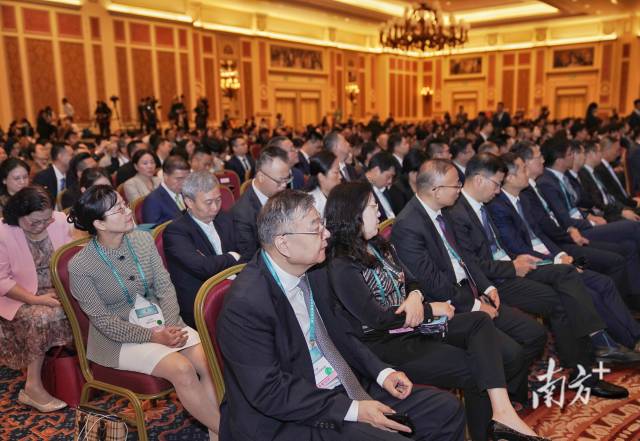 9月14日,首屆粵港澳大灣區(qū)發(fā)展工商大會在澳門開幕,來自20個國家和地區(qū)的逾千名各界人士與會。 9月14日,首屆粵港澳大灣區(qū)發(fā)展工商大會在澳門開幕,來自20個國家和地區(qū)的逾千名各界人士與會。