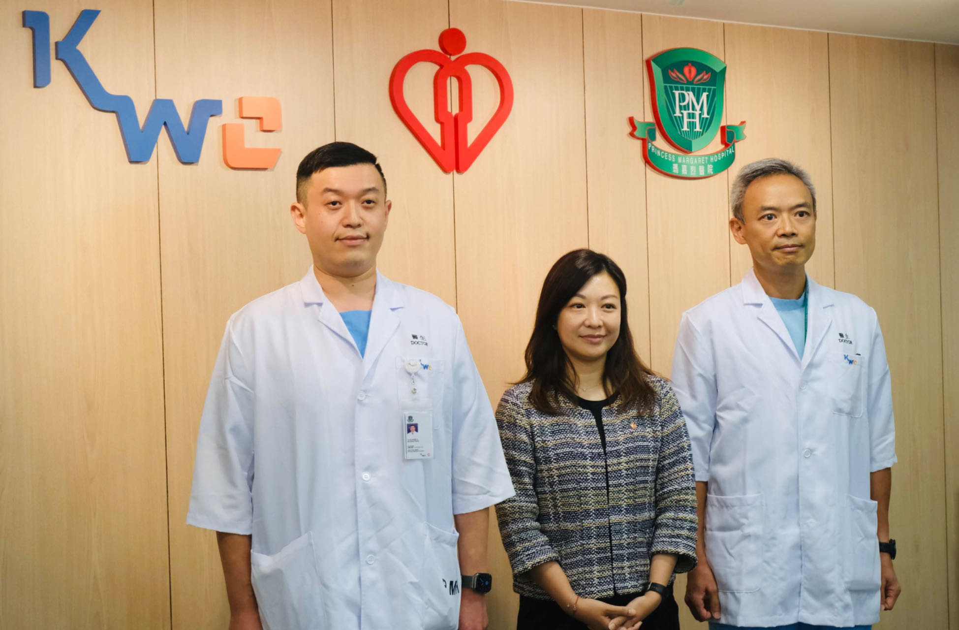 　　從左至右：中山大學(xué)附屬第一醫(yī)院呼吸與危重癥醫(yī)學(xué)科副主任醫(yī)師匡煜坤、香港醫(yī)管局總行政經(jīng)理（醫(yī)療職系）關(guān)慧敏、瑪嘉烈醫(yī)院內(nèi)科及老人科副部門主管楊耀昌