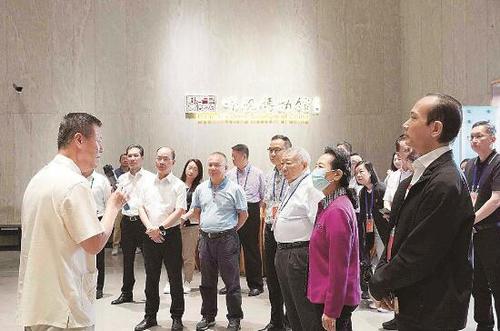粵澳共同挖掘文旅資源，開發(fā)“一程多站”的旅游產(chǎn)品，打造世界級旅游目的地，成為當(dāng)下共識。圖為考察團(tuán)在中國端硯博物館考察。