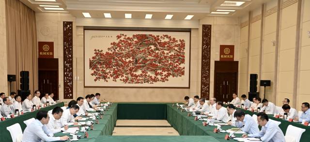 　　10月15日至17日，江蘇省黨政代表團來粵考察交流。17日下午，兩省在廣州召開合作交流座談會，共商粵蘇深化合作事宜，攜手走好高質量發展之路。南方日報記者 王輝 攝