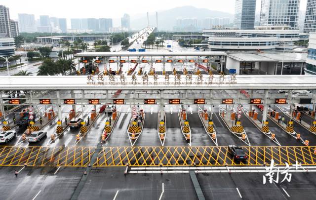 經(jīng)濟(jì)發(fā)展局將推動“一線”橫琴口岸二期工程及智慧口岸公共服務(wù)平臺建設(shè)。 經(jīng)濟(jì)發(fā)展局將推動“一線”橫琴口岸二期工程及智慧口岸公共服務(wù)平臺建設(shè)。