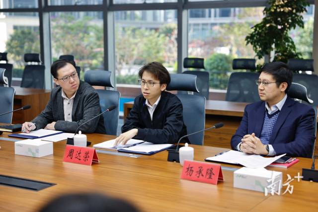 香港公務員周達榮（中）派駐到深圳福田區政府開展三個月的交流協作。