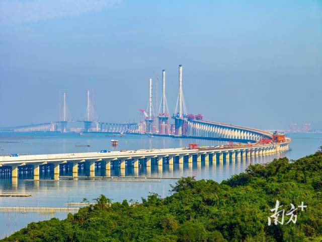 黃茅海跨海通道建設(shè)現(xiàn)場(chǎng)。