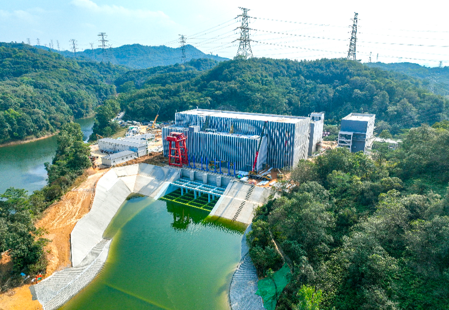 工程橫跨粵港澳大灣區核心城市群，共穿越4處高鐵、8處地鐵、12處高速公路、16處江河湖海，采用地下深埋盾構的方式建設，減少占用近2萬畝的土地。圖為工程羅田泵站航拍圖。