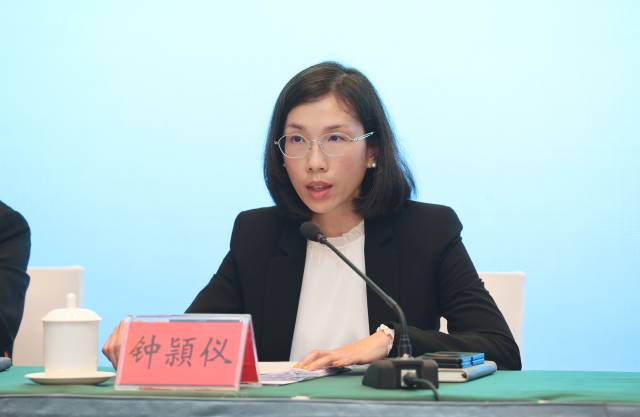 合作區(qū)法律事務(wù)局局長(zhǎng)鐘頴儀在發(fā)布會(huì)上解讀政策利好。 合作區(qū)法律事務(wù)局局長(zhǎng)鐘頴儀在發(fā)布會(huì)上解讀政策利好。