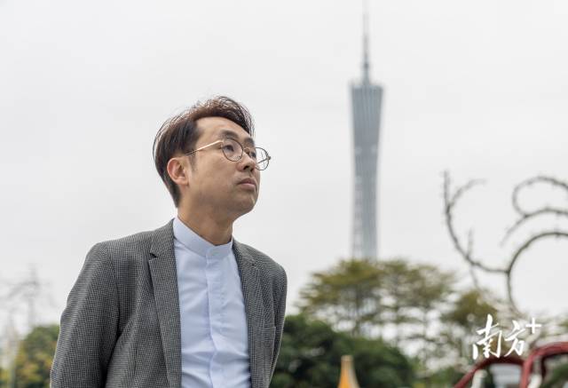 唐一瀚在珠江新城天匯廣場旁散步。 唐一瀚在珠江新城天匯廣場旁散步。