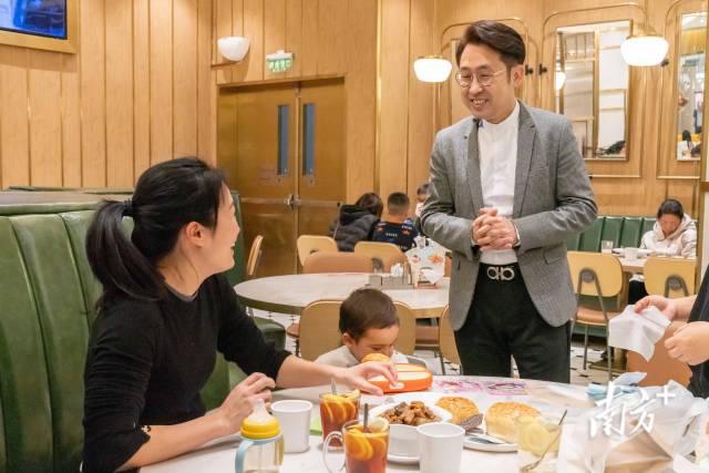 唐一瀚在餐廳里征求客人對菜品的意見。 唐一瀚在餐廳里征求客人對菜品的意見。