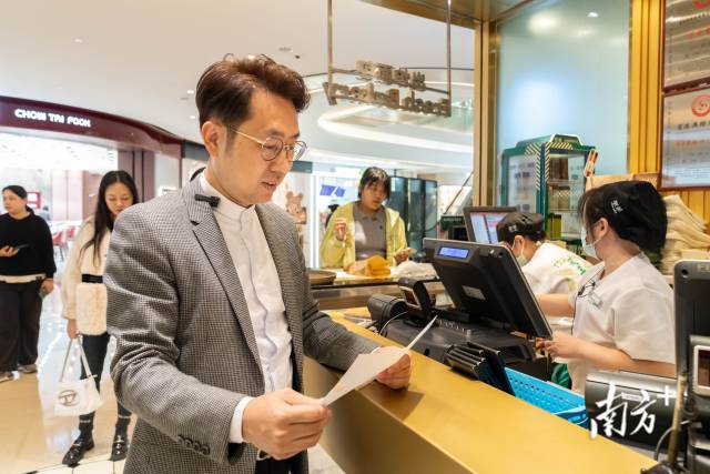 唐一瀚正在查閱餐廳相關文件。 唐一瀚正在查閱餐廳相關文件。