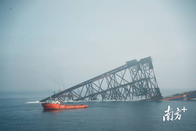 “海基二號”成功滑移下水。  南方+ 關銘榮 拍攝