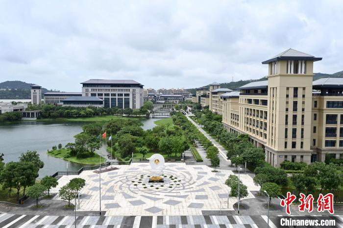 今年是澳門大學(xué)遷入橫琴校園辦學(xué)10周年,圖為6月13日拍攝的澳大橫琴校園。 中新社記者 李志華 攝 今年是澳門大學(xué)遷入橫琴校園辦學(xué)10周年,圖為6月13日拍攝的澳大橫琴校園。 中新社記者 李志華 攝