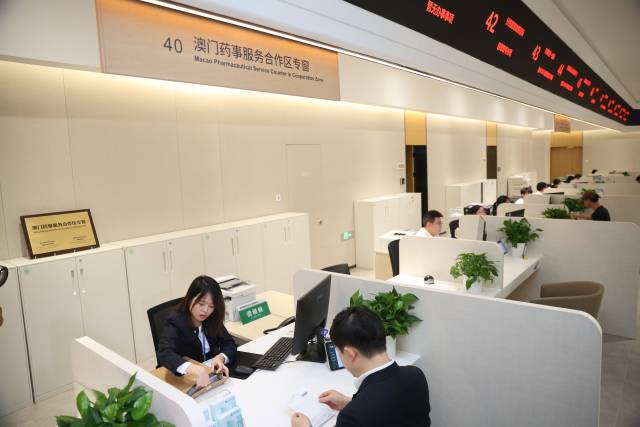 工作人員正為企業負責人辦理業務。