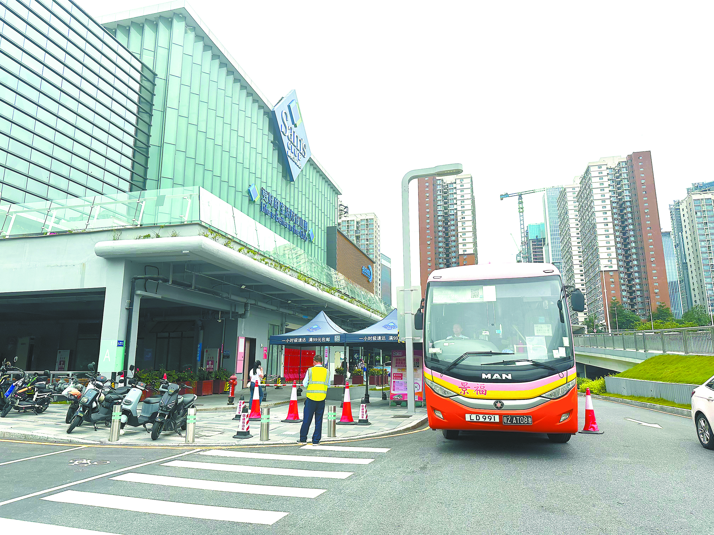 停在深圳前海山姆旗艦店門口的大巴。王 冬攝