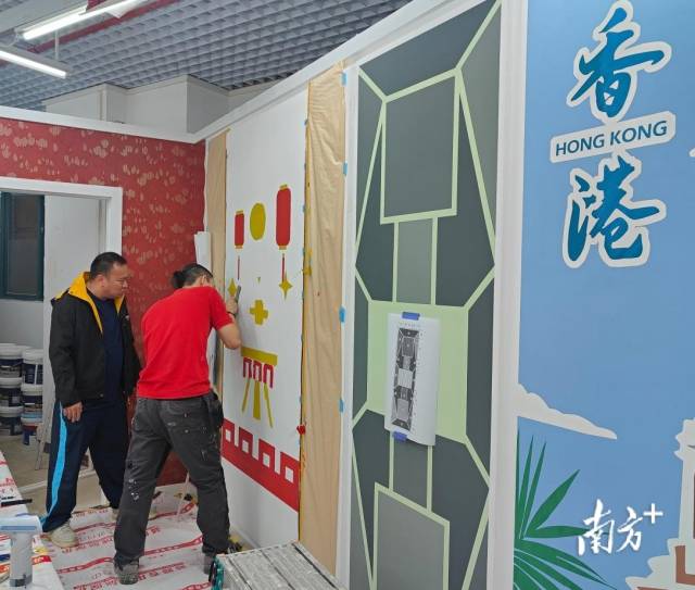 香港建造學院導師俞偉國帶領參加世賽油漆與裝飾項目的選手吳云帆到廣東省城市技師學院訓練。