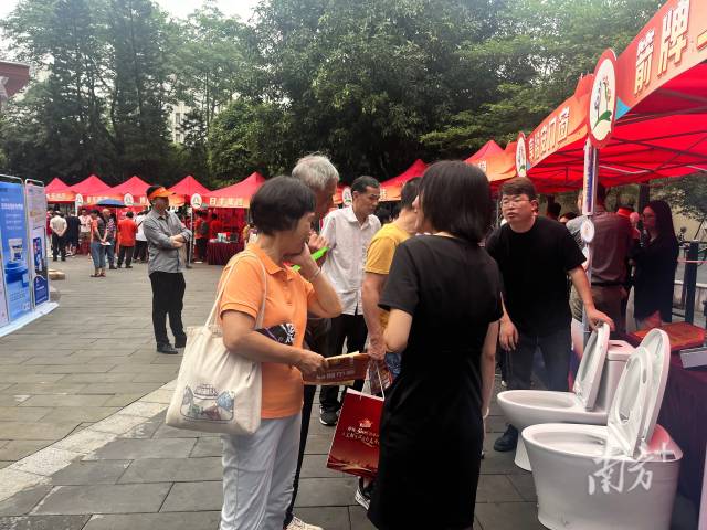 禪城舉辦“以舊換新”進社區(qū)主題活動，深受群眾歡迎。